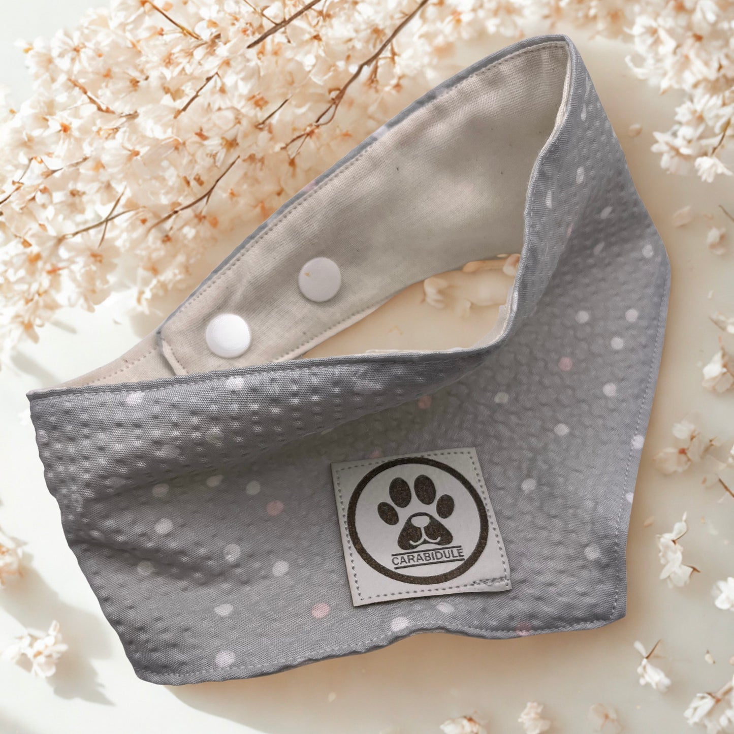 Bandana pour chien gris texturé à pois – Tissu japonais – Collection Printemps Été 2026