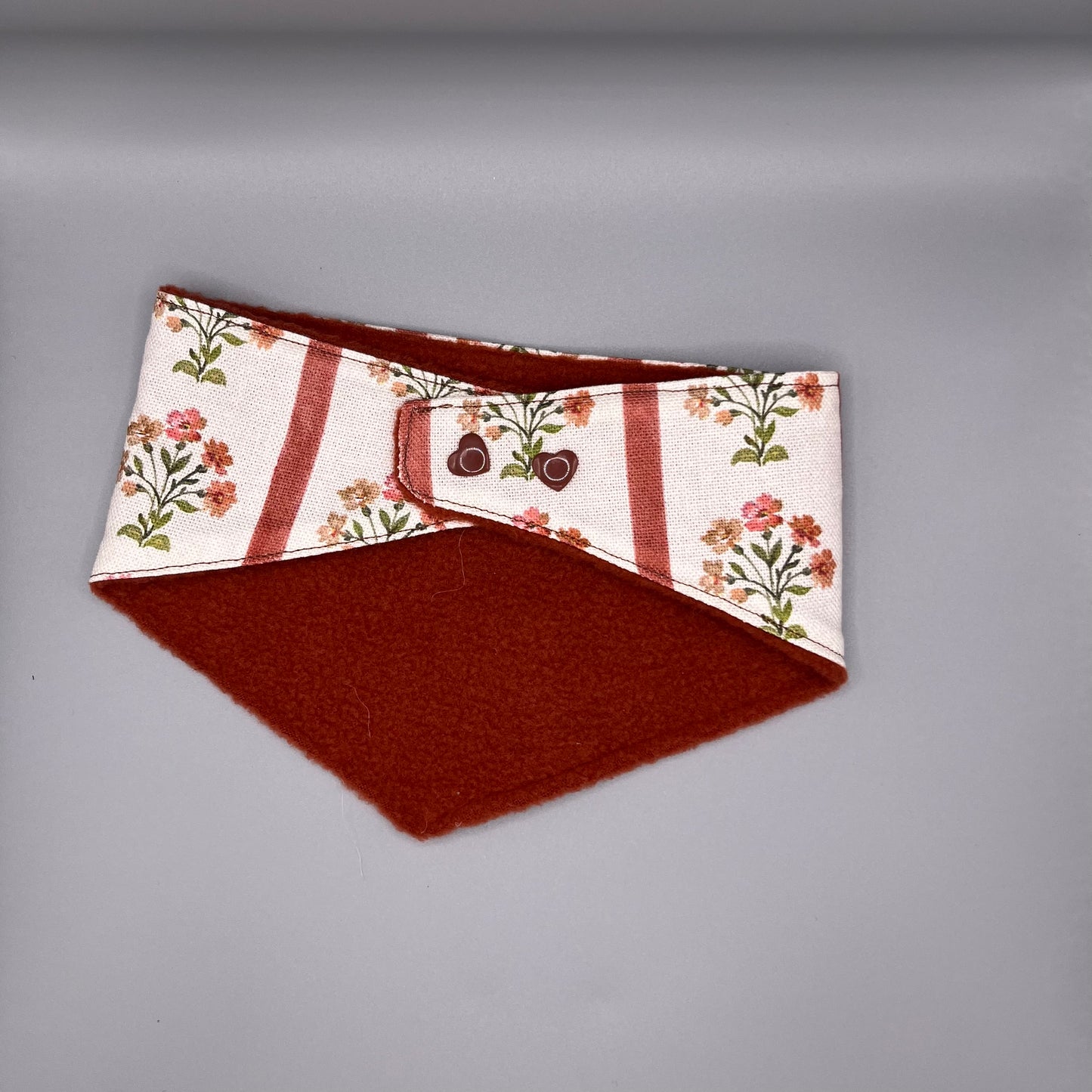 Bandana Chien Réversible – Tissu Traditionnel Slovène Fleuri & Polaire Marron