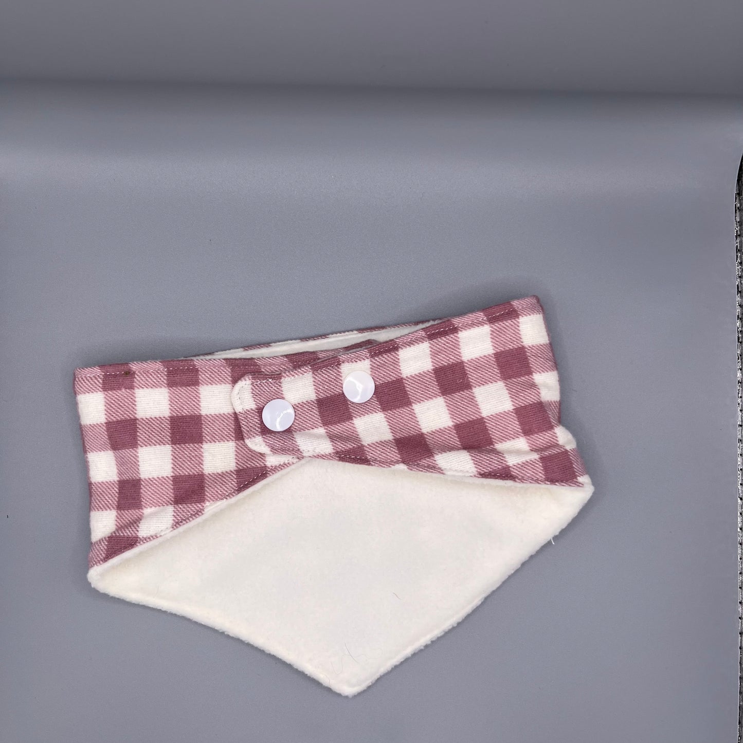 Bandana Chien Hiver Réversible – Carreaux Rose & Blanc – Polaire Douce