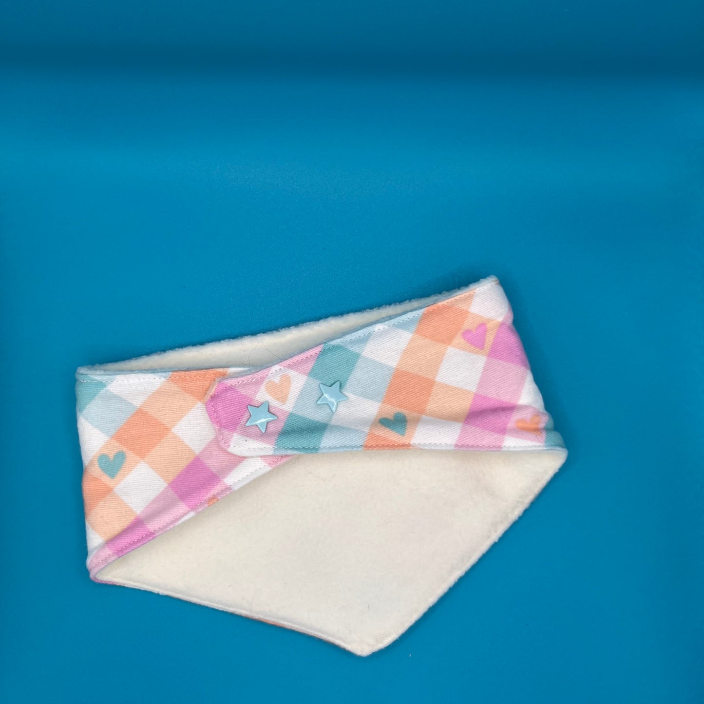 Bandana Chien Réversible Hiver – Carreaux Pastels & Polaire Blanche – Fait Main
