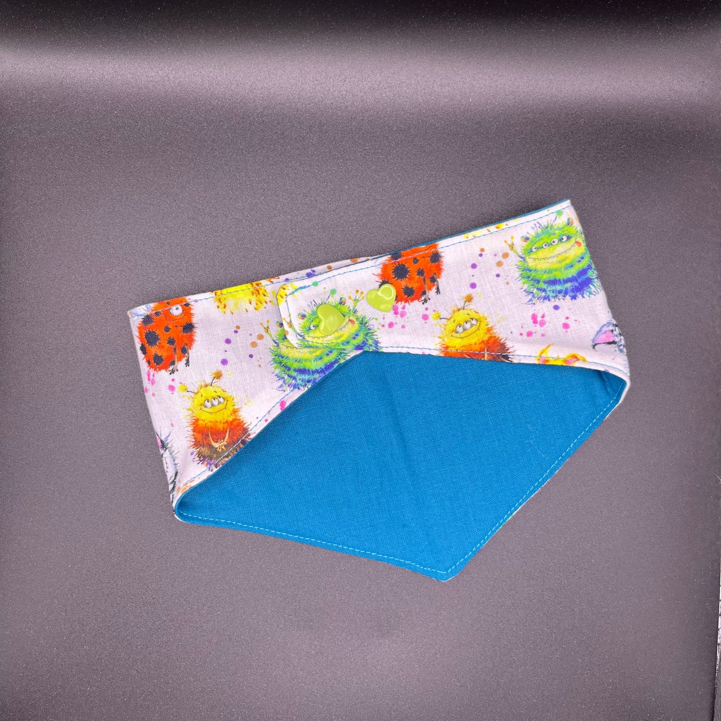 Bandana Chien Réversible – Monstres Rigolos & Doublure Colorée – Fait Main