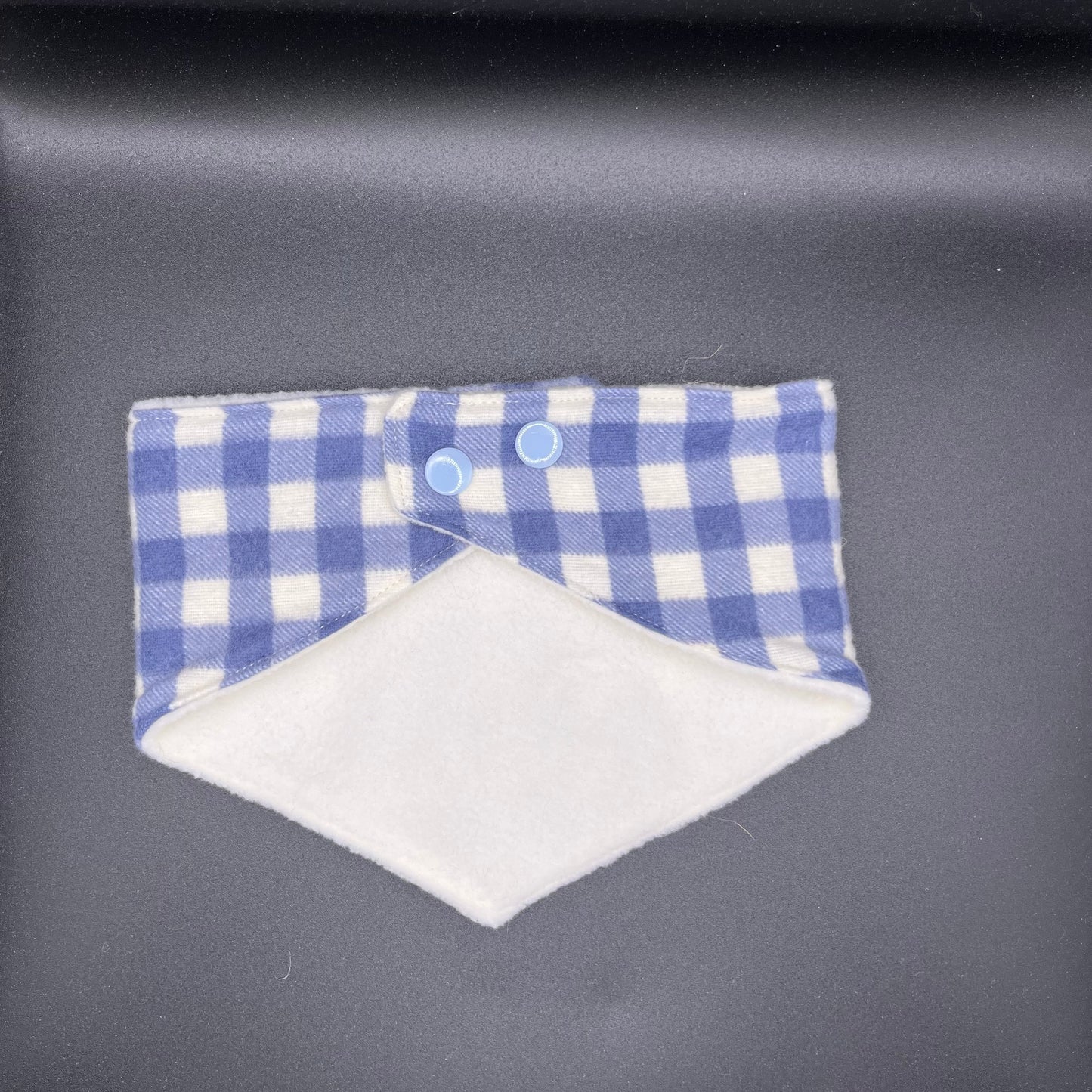Bandana Chien Hiver Réversible – Carreaux Bleu & Blanc – Polaire Blanche