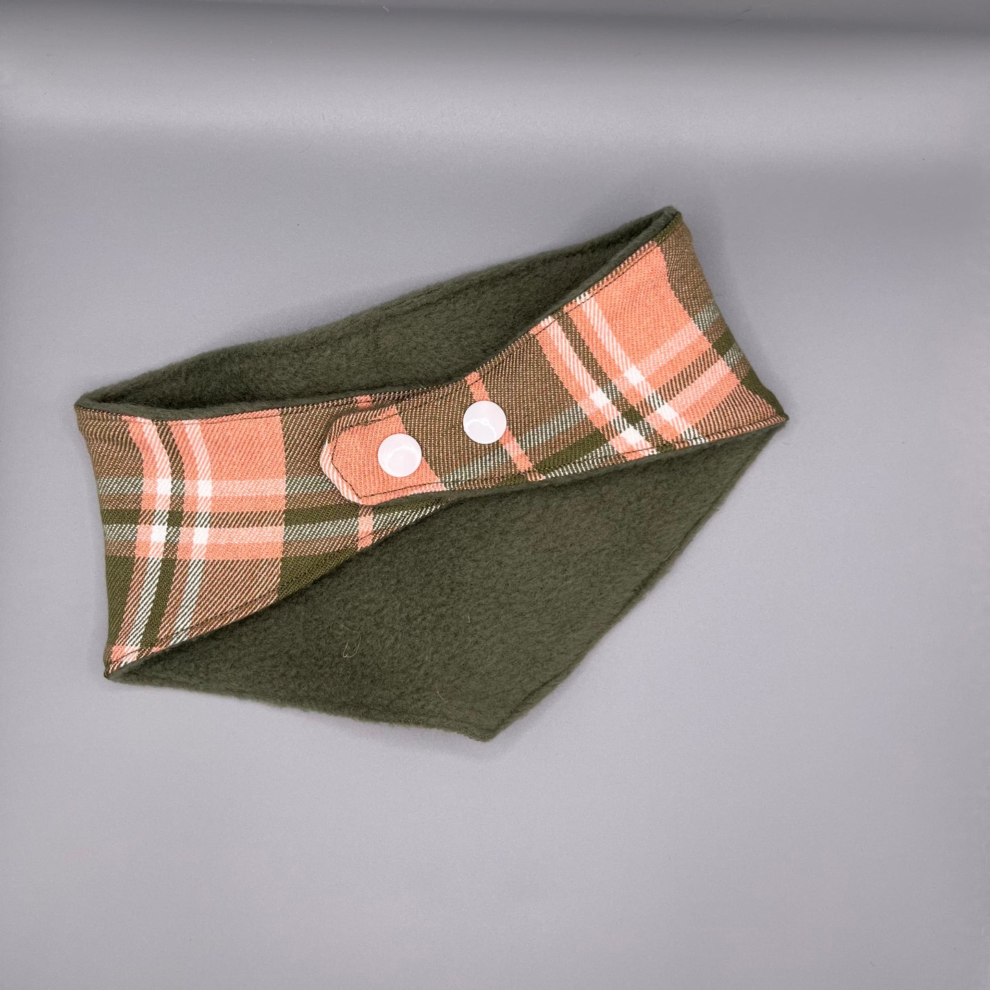Bandana Chien Réversible – Carreaux Rose & Kaki – Polaire Chaude Hiver