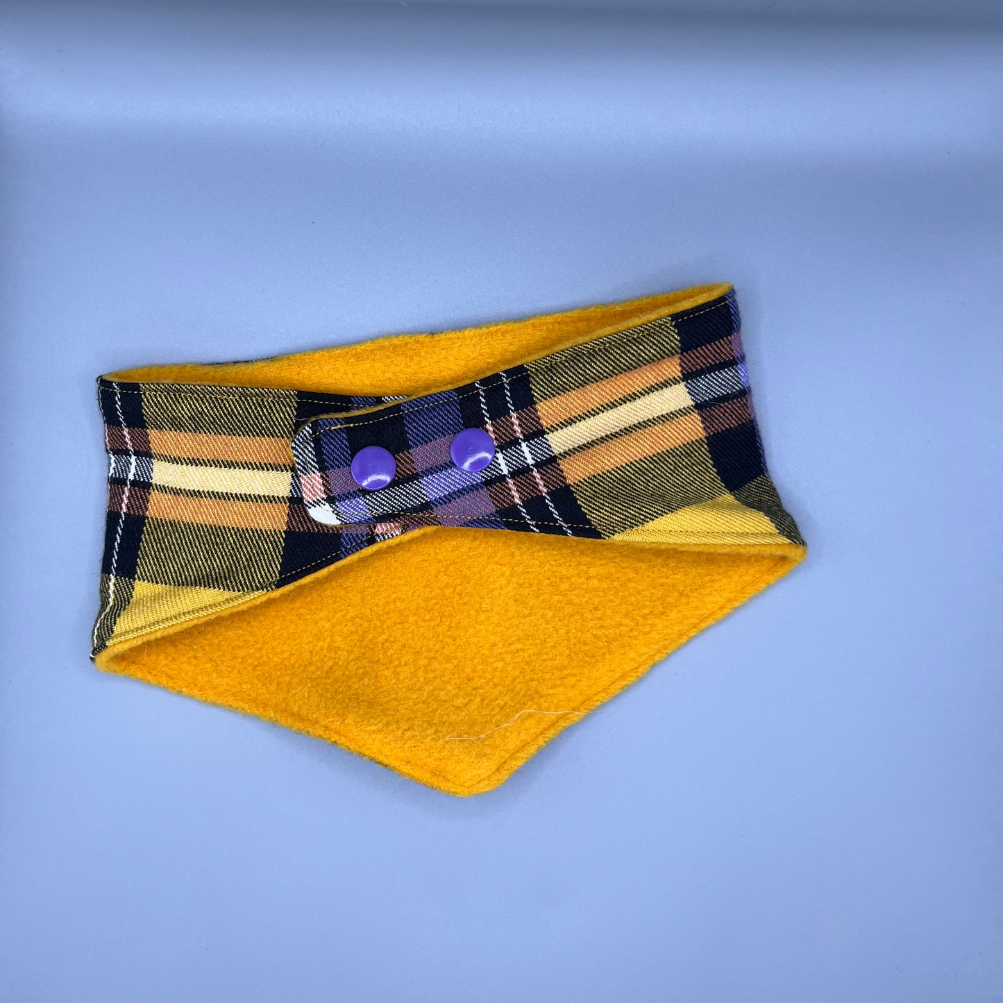 Bandana Chien Hiver Réversible – Carreaux Moutarde & Violet – Polaire Douce