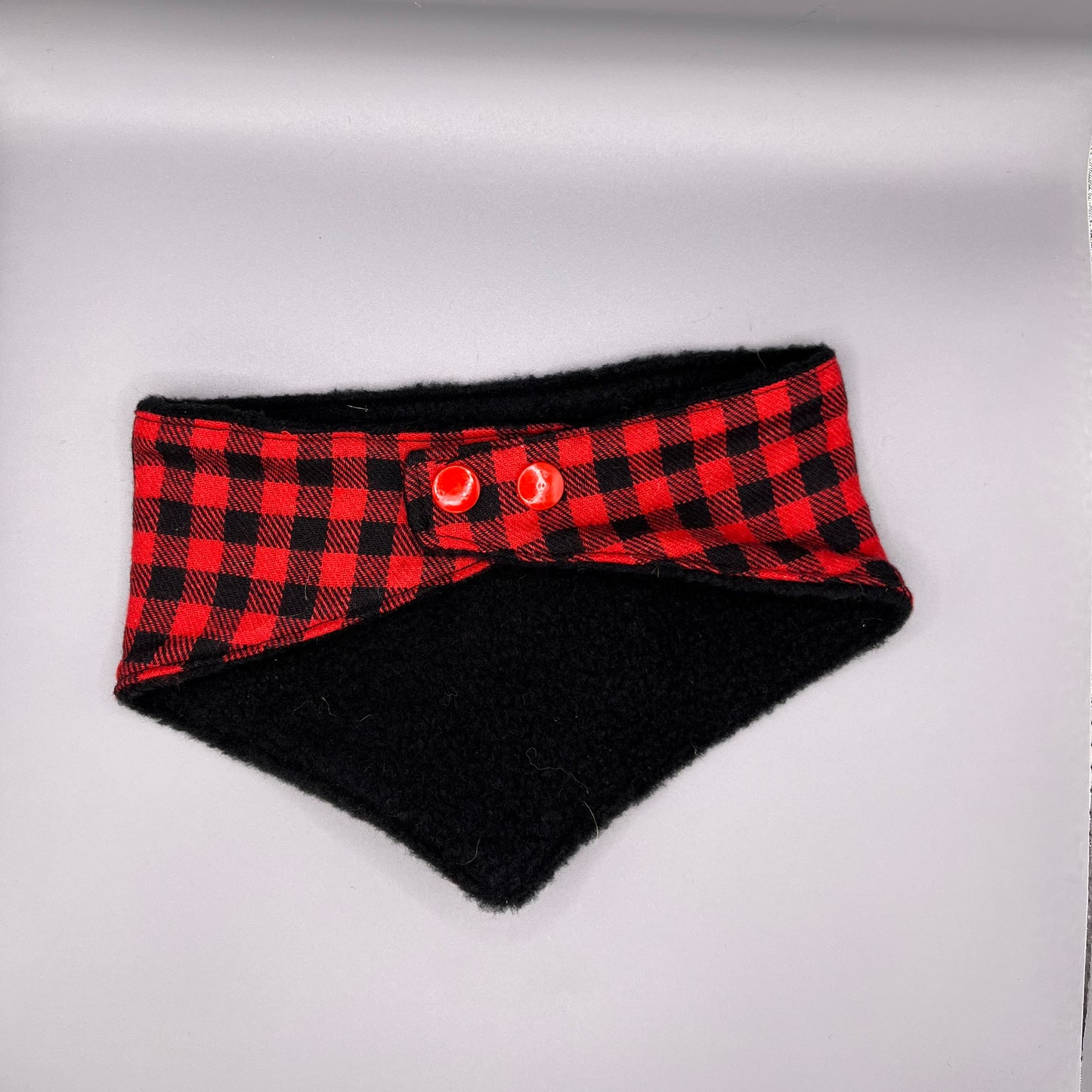 Bandana Chien Hiver Réversible – Carreaux rouge et noir & Polaire Noire – Fait Main