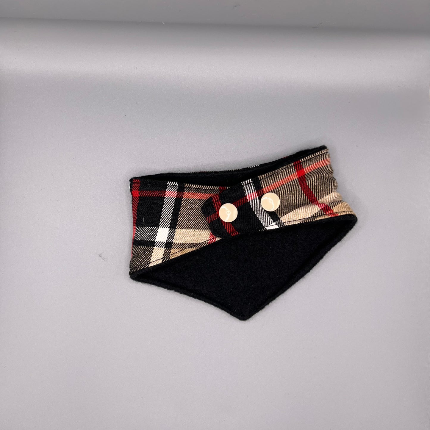 Bandana Chien Carreaux Réversible – Doublure Polaire Noire – Spécial Hiver