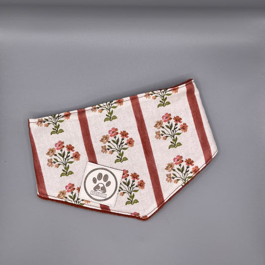 Bandana Chien Réversible – Tissu Traditionnel Slovène Fleuri & Polaire Marron