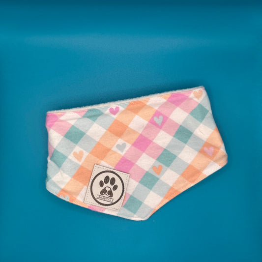 Bandana Chien Réversible Hiver – Carreaux Pastels & Polaire Blanche – Fait Main