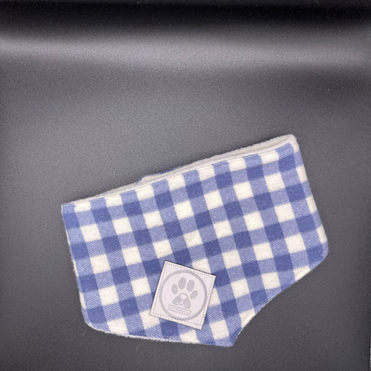 Bandana Chien Hiver Réversible – Carreaux Bleu & Blanc – Polaire Blanche