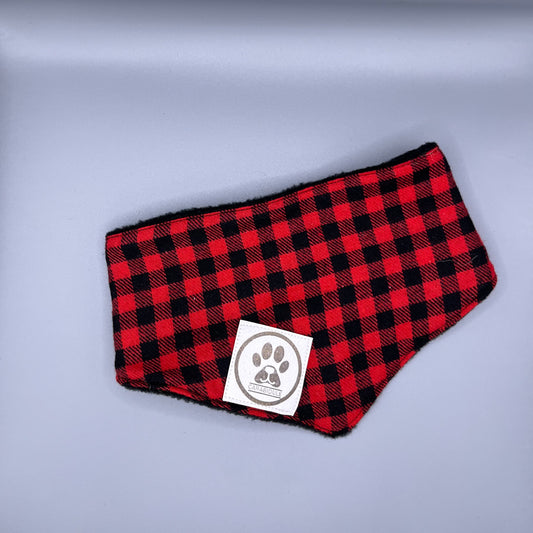 Bandana Chien Hiver Réversible – Carreaux rouge et noir & Polaire Noire – Fait Main