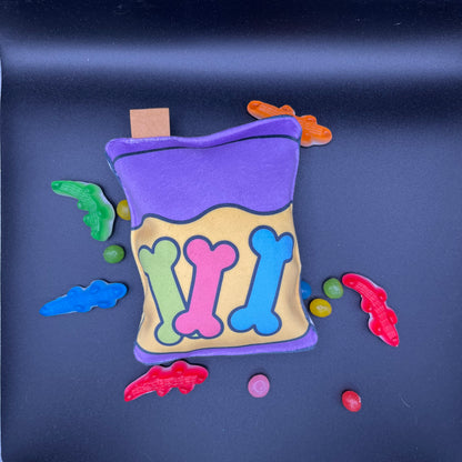 Vue arrière du jouet pour chien Carabidule en velours, sachet de bonbons gélifiés colorés