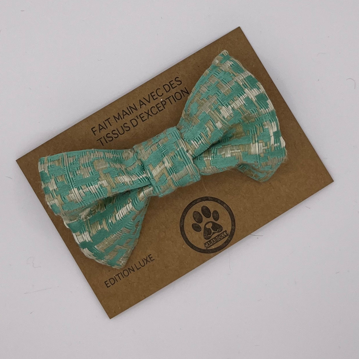 Nœud papillon chien et chat menthe – Édition Luxe Carabidule
Accessoire chic pour chien – nœud papillon artisanal
Nœud papillon premium pour chat – tissu d’exception
Packaging kraft Carabidule – nœud papillon fait main