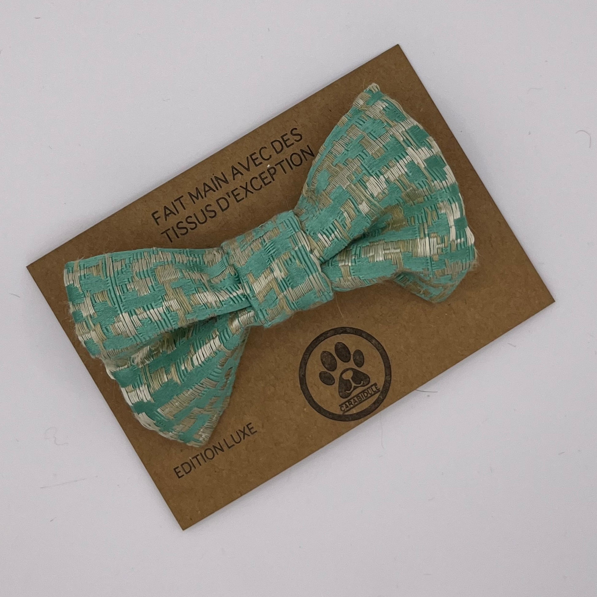 Nœud papillon chien et chat menthe – Édition Luxe Carabidule
Accessoire chic pour chien – nœud papillon artisanal
Nœud papillon premium pour chat – tissu d’exception
Packaging kraft Carabidule – nœud papillon fait main